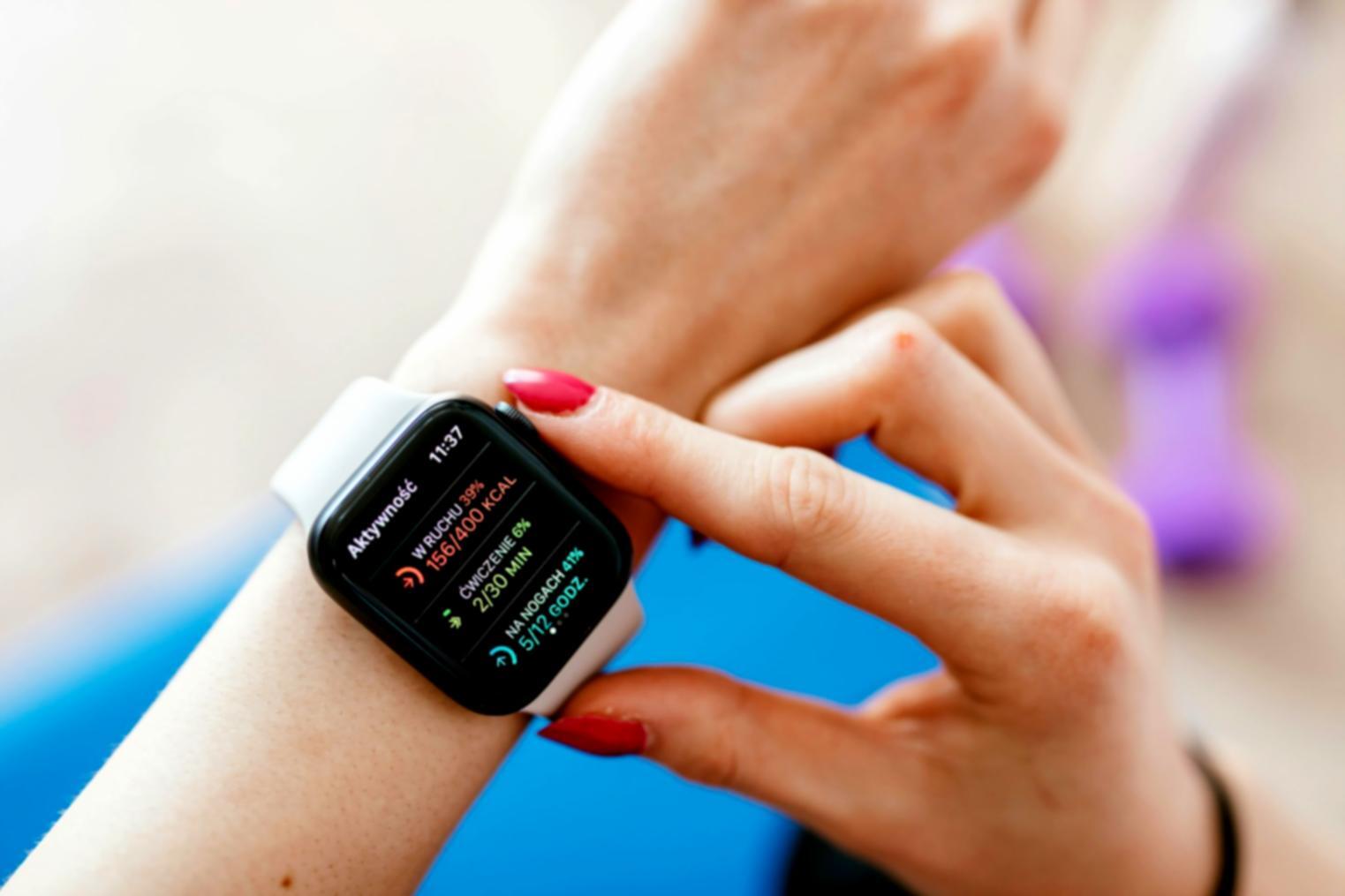 Sessione di formazione online per tecniche di manicure avanzata