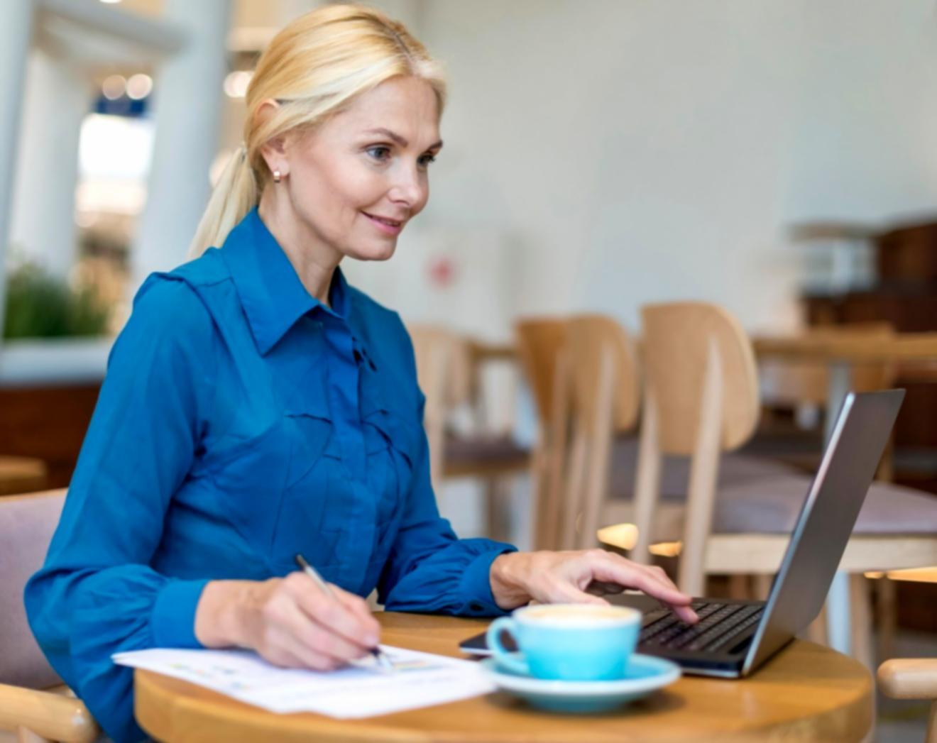 Setup professionale per webinar di manicure con strumenti e prodotti